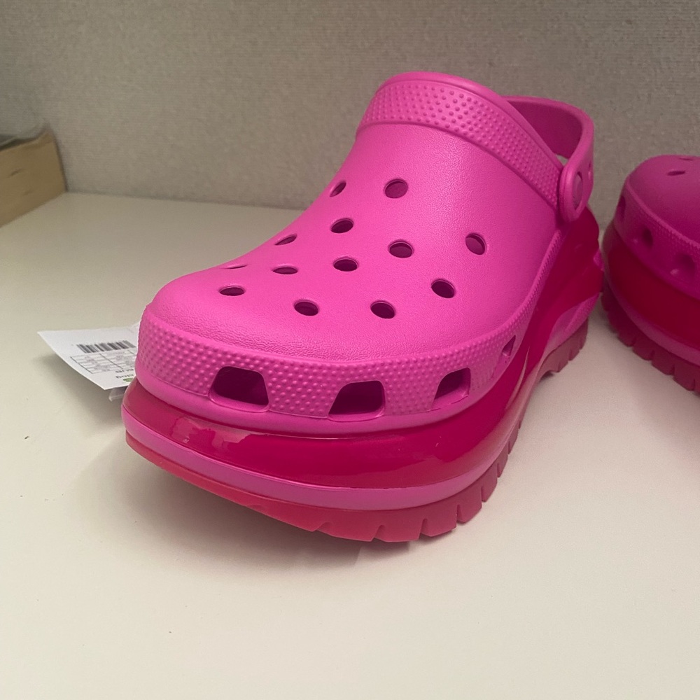 CROCS Mega Crush Clog In Juice Pink